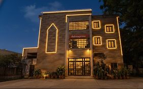 Via Hemkunt Mansion - Nr Noida Sector-15 Metro